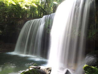 Poster - The Nabegataki Falls, where travelers can access the large cavern behind the falls