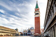 Piazza San Marco mit Campanile und Dom am Morgen, Venedig, Italien