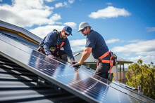 Arbeiter Montieren Solarpaneele Auf Dem Dach, Workers Mount Solar Panels On The Roof