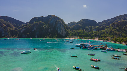 High angle view of the sea, Koh Phi Phi, a major tourist attraction Soak up the sun or go on an adventure trip. Take a walk and take pictures with the white beach mountains.