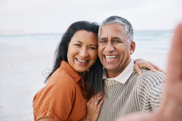 Canvas Print - Beach, senior or selfie portrait of happy couple with love, smile or support for a romantic bond together. Ocean, old man or elderly woman taking photograph or picture memory in retirement in nature