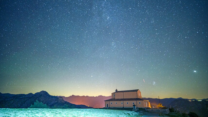 Wall Mural - Nuit étoilée en montagne avec la voie lactée