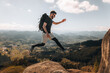 © JBLostada - Homem Aventureiro Saltando em Montanhas com Mochila e Vista Panorâmica Deslumbrante. Praticante de caminhada ao ar livre saltando em cima de uma pedra. Sequência.