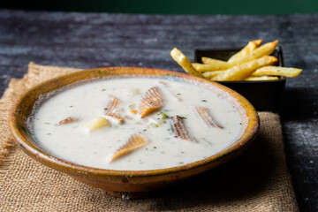 Sopa de maní, tradicional comida boliviana con patatas fritas 