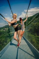 Poster - Femmes sur la passerelle de Troistorrents Chenarlier en Suisse