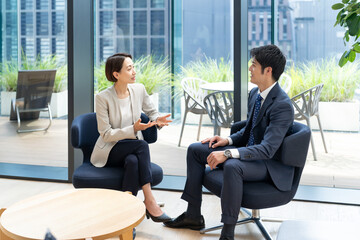 Poster - 会話をするビジネスマンと女性