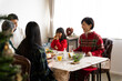 © arc image gallery - クリスマスホームパーティーで食事をする日本人家族