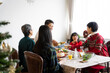 © arc image gallery - クリスマスホームパーティーで食事をする日本人家族