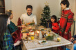 © arc image gallery - クリスマスホームパーティーを楽しむ日本人家族