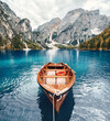 altes Holzboot am See in den Dolomiten