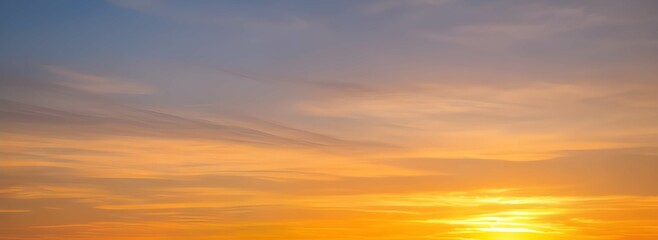 Wall Mural - オレンジ色の夕焼けの美しい空と雲の風景。グラデーションする空の色