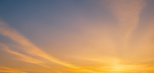 Wall Mural - オレンジ色の夕焼けの美しい空と雲。グラデーションする空の色