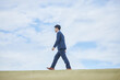 © 健二 中村 - 青空とスーツの男性　Blue sky and a man in a suit
