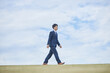 © 健二 中村 - 青空とスーツの男性　Blue sky and a man in a suit