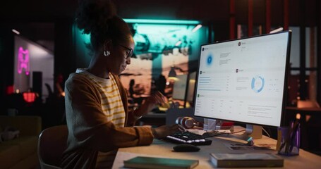 Aufkleber - Portrait of a Beautiful Happy Female Project Manager Working in Creative Agency, Reviewing Marketing Strategy. Black Specialist Using Desktop Computer, Analysing Data, Thinking and Solving Problems