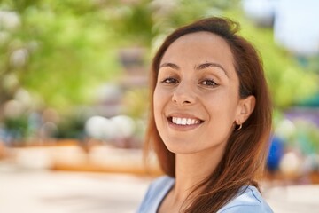 Canvas Print - Young woman smiling confident standing at park