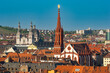 Würzburger Innenstadt mit Fassaden und Türmen der Kirchen, Dächern der Altstadthäusern, blauem, wolkenlosen Himmel bei schönem Sommerwetter in einer Teleaufnahme