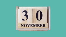 木製のカレンダーで閏年の12月31日から1月1日までをコマ撮りしたグリーンバックの動画