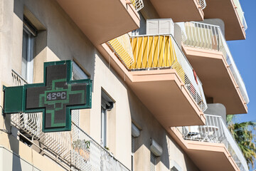 Poster - pharmacie pharmacien enseigne santé medicament garde chaleur temperature canicule climat logement 43 degres