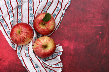 Canvas Print - Autumn still life with red apples on a table. Top view photo of organic garden fruit. Eating fresh concept. 