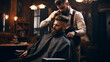 homem sorridente sentado em barbearia fazendo novo corte de cabelo 
