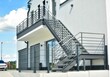 © Hermann - Stahl-Außentreppe an einem neu gebauten Gewerbegebäude mit teilweiser Wohnnutzung