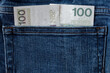 Banknoty stuzłotowe w kieszeni jeansów.