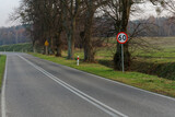 Fototapeta  - Znak drogowy, ograniczenie prędkości.
