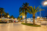 Fototapeta Miasto - Trogir, zabytkowe miasto portowe w Chorwacji nad morzem Adriatyckim, nocą.