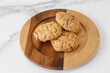 Cookies aux pépites de chocolat. Biscuit fait maison sur une assiette en bois et table en marbre.