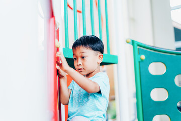 Wall Mural - 遊具で遊ぶ小さな男の子