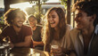© Crowded Studio - Grupo de amigos disfrutando de un refresco o una cerveza en el jardín. Imagen idílica con espectacular luz del atardecer. Gente feliz disfrutando de una reunión social celebrando juntos.Ia generado.