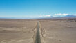 Strasse durch Wüste mit Vulkan, Atacama