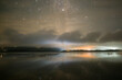 Reflexion von Licht und Sternen am See, Chile