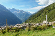 Blick in die Berge über eine Steinmauer im Zillertal