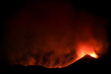 Eruzione sul vulcano Etna nella notte con intensa emissione di gas e vapore - vista panoramica