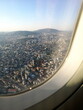 Blick aus dem Fenster eines Verkehrsflugzeug beim Landeanflug im Licht der Abendsonne auf den Flugplatz Sabiha Gökcen im Stadtteil Kurtköy und Pendik in Istanbul am Bosporus in der Türkei