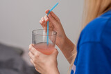 Pić napój ze szklanki przez plastikową słomkę 
