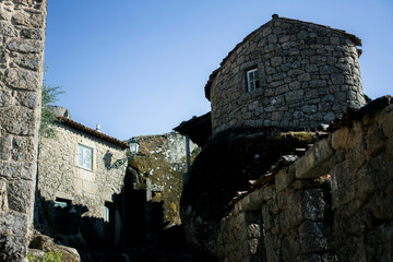 Canvas Print - Houses among giant boulders in a medieval village of Monsanto in Idanha-a-Nova, Portugal.