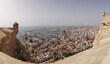 Panorámica de Alicante entre las gritas del castillo de santa bárbara ,  vista aérea de la ciudad.