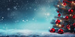 Schöner Weihnachten Hintergrund. Weihnachtsbaum mit roten Kugeln geschmückt und Schnee - platz für Text	