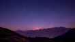 Paysage nocturne dans les Alpes dans le massif de Belledonne avec ciel étoilé et lever de lune