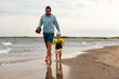 Papa und Sohn am Strand