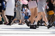渋谷スクランブル交差点を歩く少女たち　下半身