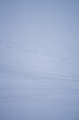 Minimalistyczne zdjęcie lodowca na Islandii zasypanego świeżym śniegiem