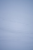 Fototapeta Morze - Minimalistyczne zdjęcie lodowca na Islandii zasypanego świeżym śniegiem