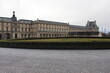 Paris, Louvre-Palast und Eiffelturm bei Nebel