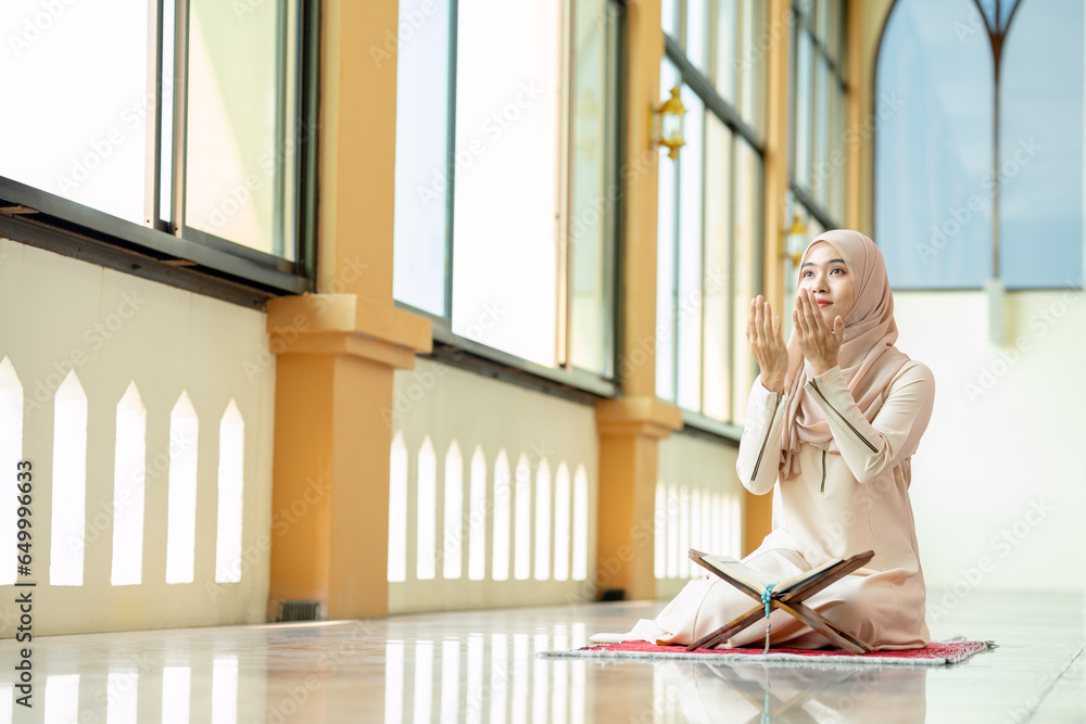 Photo Stock The image of an Asian Muslim woman in the Islamic religion ...
