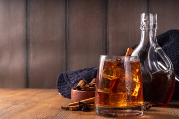 maple syrup autumn cocktails. boozy strong alcohol, non-alcoholic mocktail drinks with apple cider, 
