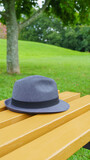 Fototapeta  - 公園のベンチと中折れ帽